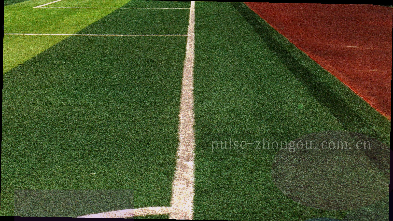 夜间看台人群与灯光的宽幅剪影，人物模糊不可辨认